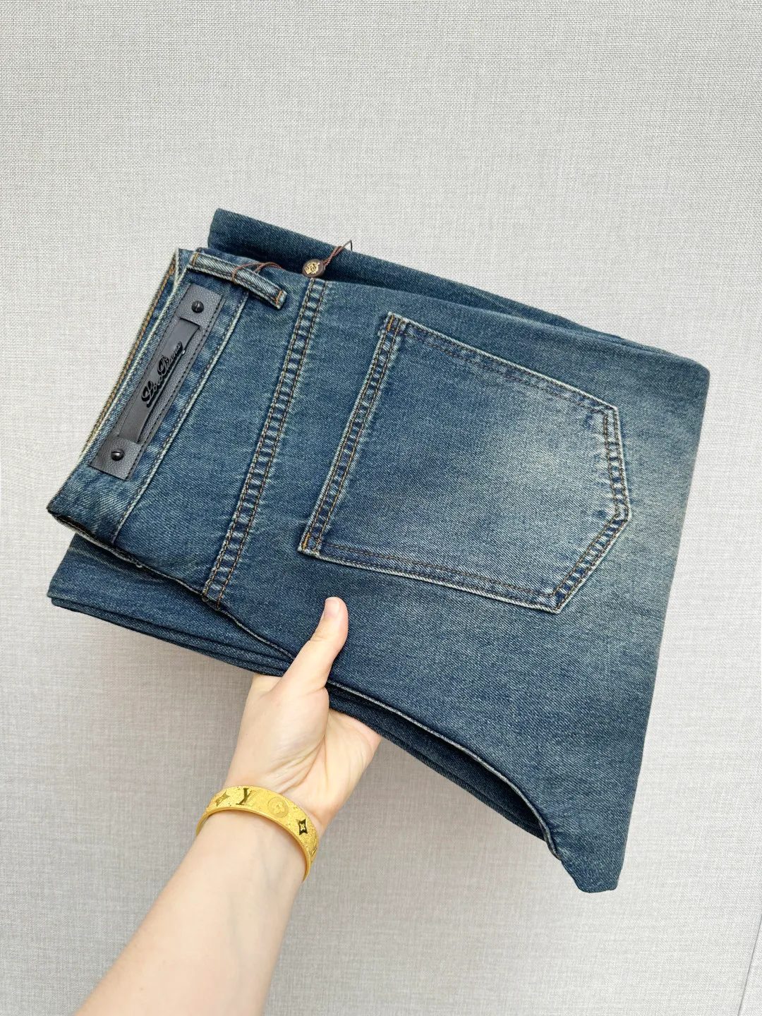 Available at the official website counter at the same time, the Original is a very stylish pair of jeans, with customized original washed denim fabric, unique design, top-notch printing technology letter pattern logo, original hardware accessories decoration, an extremely outstanding pair of jeans, the materials and craftsmanship are extremely luxurious and exquisite, extremely high-grade, handsome and stylish upper body, recommended 👍, Sizes: 29-38